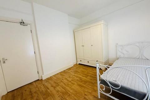 undefined, Yew Tree Road, Slough, Berkshire, SL1 2AA