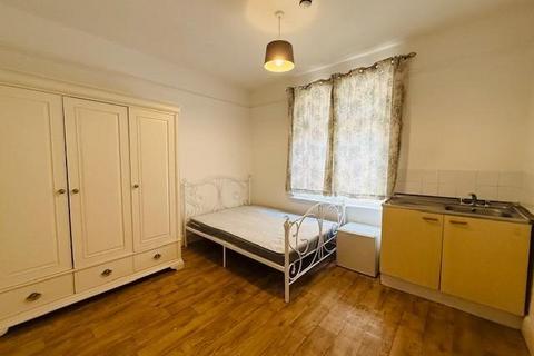 undefined, Yew Tree Road, Slough, Berkshire, SL1 2AA