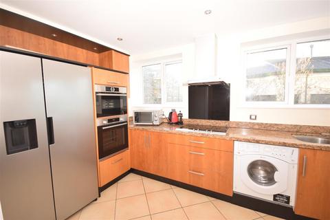 3 bedroom apartment to rent, Strand Drive, Kew, Richmond