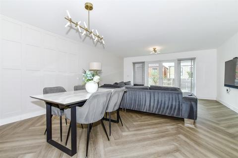 4 bedroom semi-detached house for sale, Baddlesmere Drive, Kings Hill, West Malling, Kent