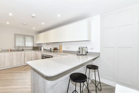 4 bedroom semi-detached house for sale, Baddlesmere Drive, Kings Hill, West Malling, Kent