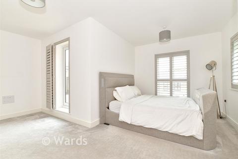 4 bedroom semi-detached house for sale, Baddlesmere Drive, Kings Hill, West Malling, Kent