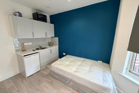 Studio to rent, Gowan Road, Harlsden