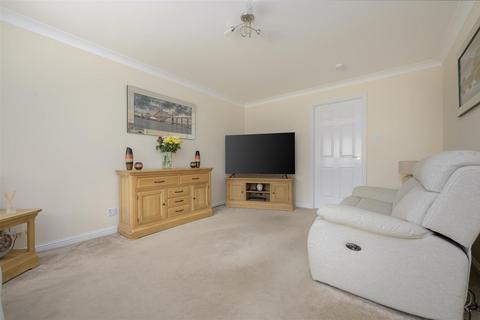 22 Beauly Crescent, KY11 8GW