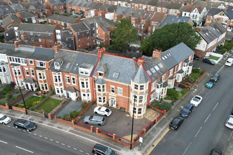 6 bedroom end of terrace house for sale, Windsor Crescent, Whitley Bay