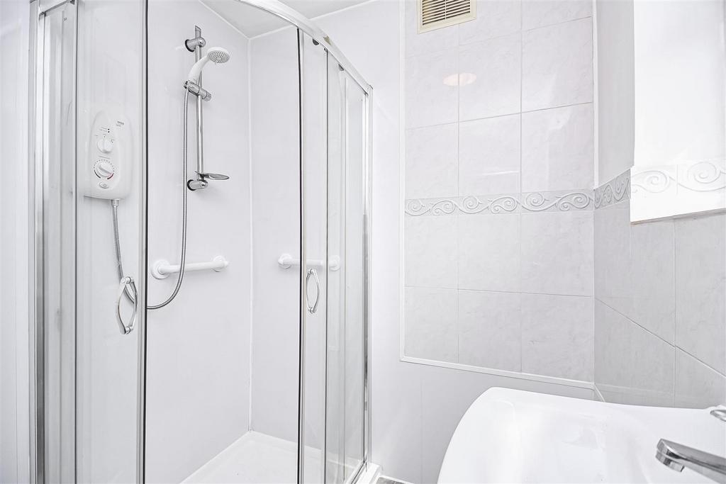 13 Angus Avenue Bathroom (2).jpg