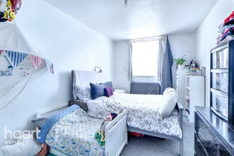 1 bedroom flat for sale, Midwood Close, London