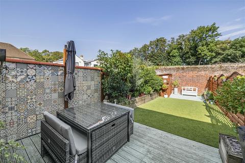5 Tylers Path, Carshalton, SM5 2JB