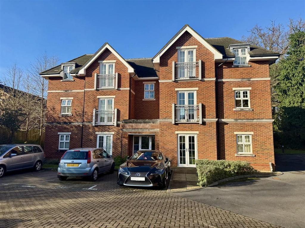 Fleet Road, Fleet GU51 2 bed apartment - £246,000