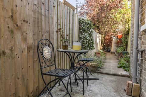 2 bedroom apartment for sale, Gillett Road, Thornton Heath, CR7