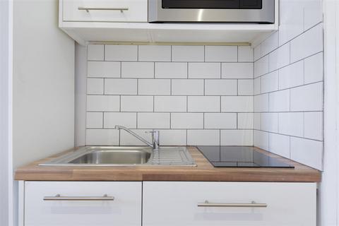 Studio to rent, Southwell Gardens, London SW7