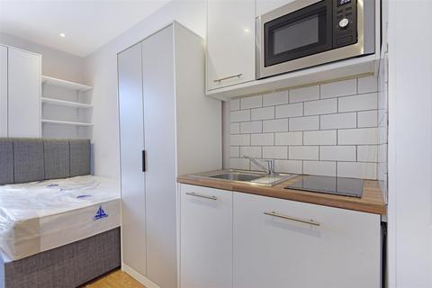 Studio to rent, Southwell Gardens, London SW7