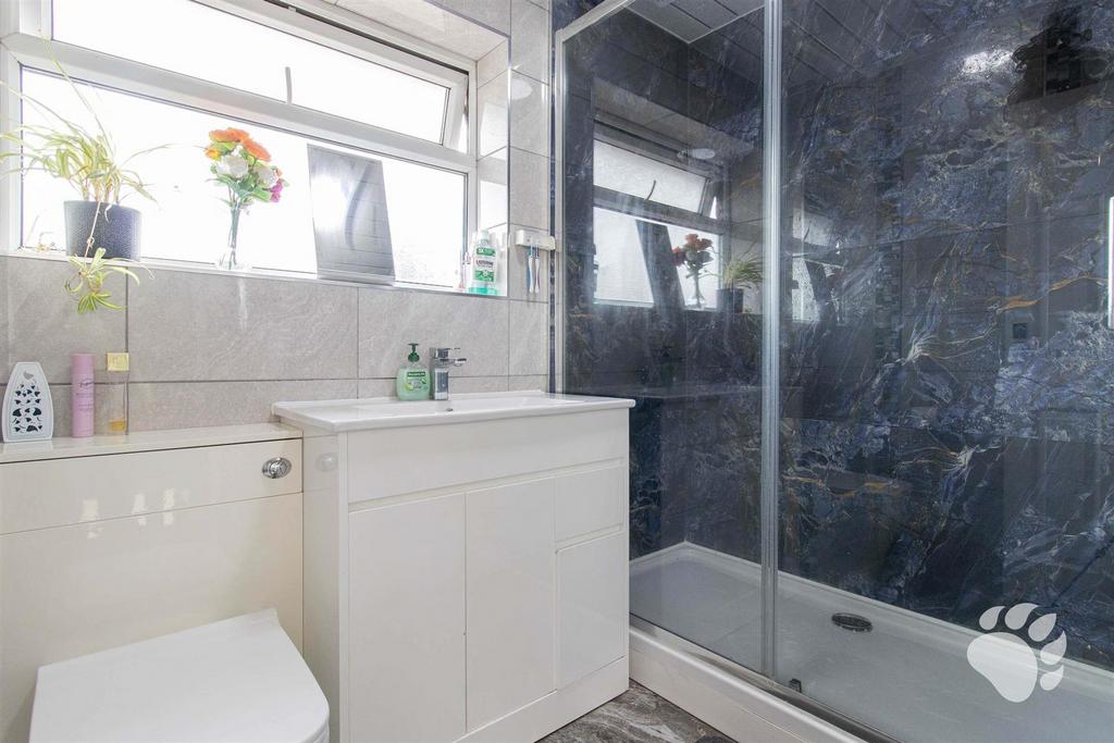 Family Bathroom - 1 F