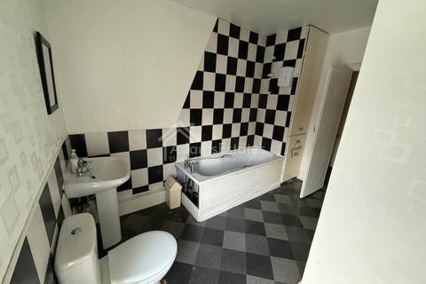 1 bedroom terraced house to rent, Bradford Road, Batley