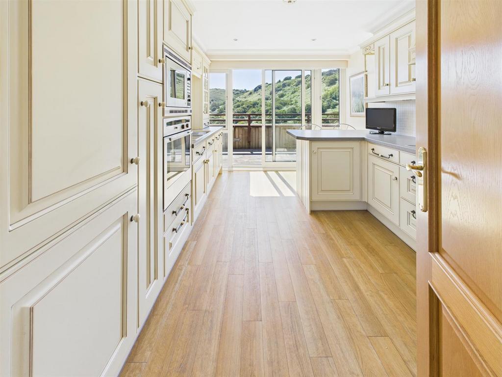 CAM04099 G0-PR0135-STILL033.jpg