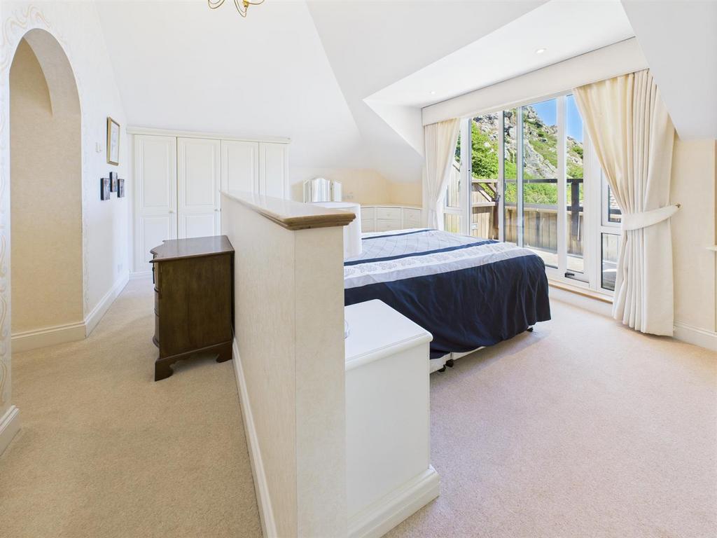 CAM04099 G0-PR0135-STILL028.jpg