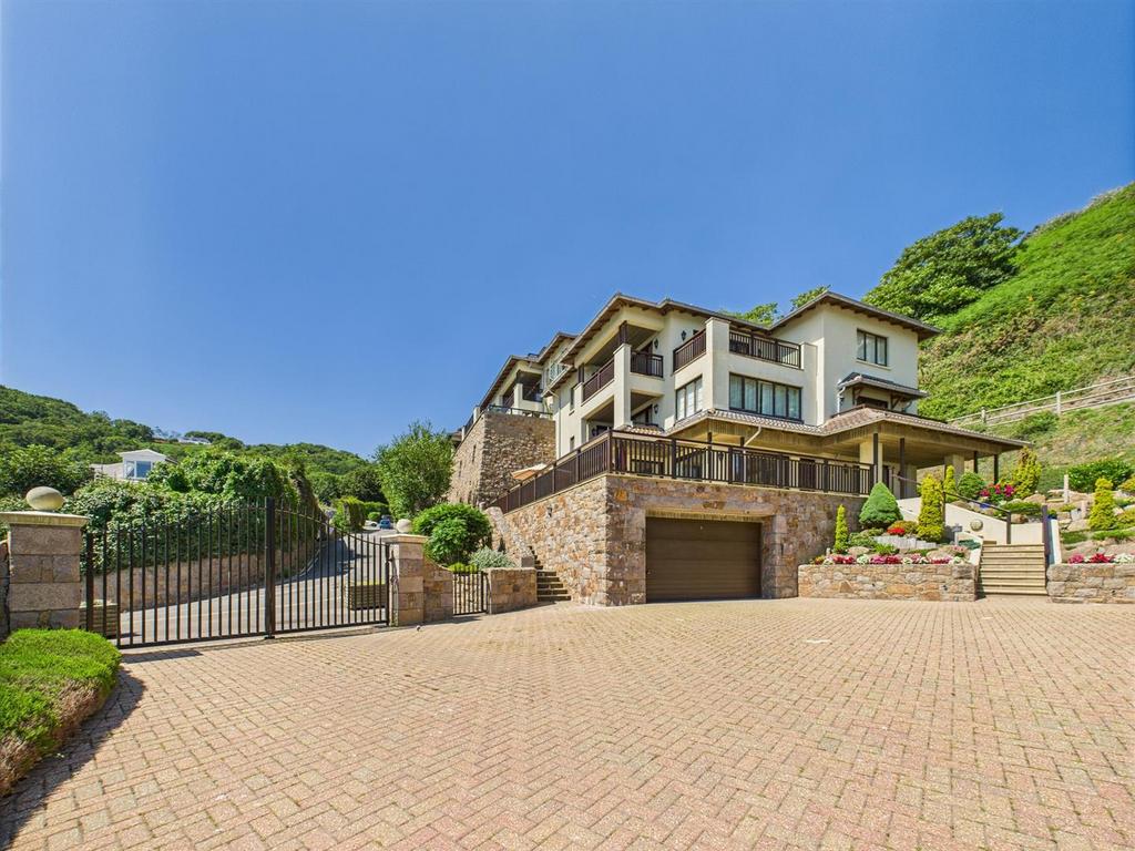 CAM04099 G0-PR0136-STILL005.jpg