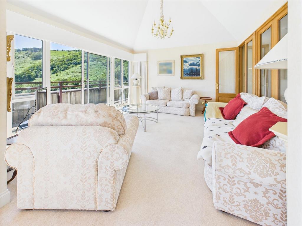 CAM04099 G0-PR0135-STILL019.jpg