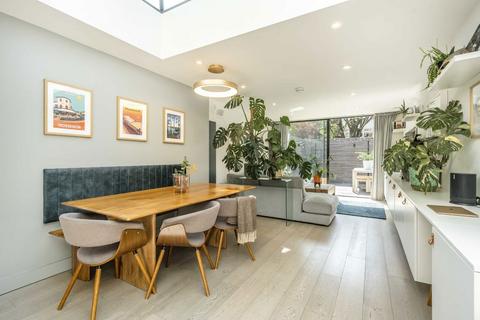82 Galgate Close, London, SW19 6EU