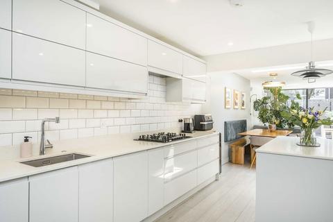 82 Galgate Close, London, SW19 6EU