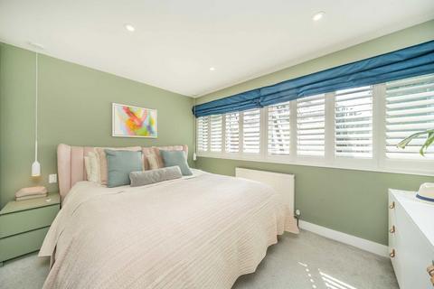 82 Galgate Close, London, SW19 6EU