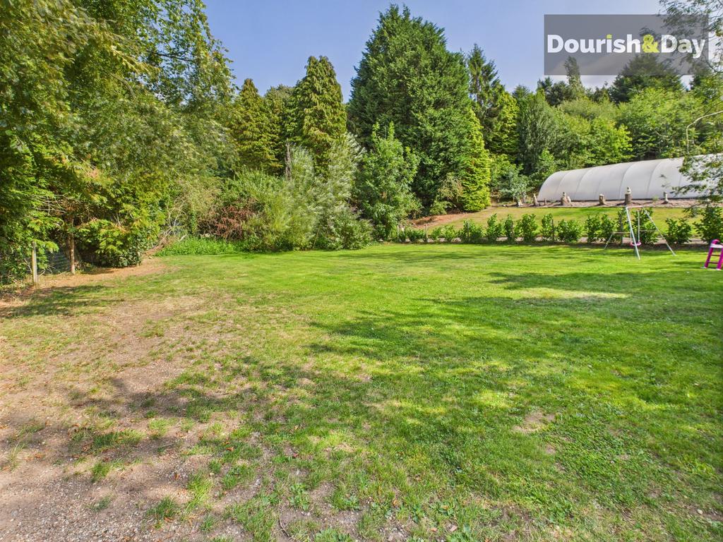 Large Side Garden