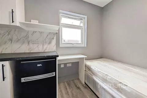 1 bedroom in a house share to rent,