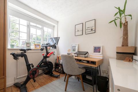 11 Grove Footpath, Surbiton, KT5 8AT