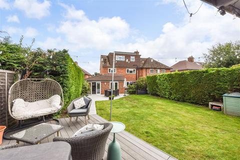 15 Brooklands Road, Farnham, GU9 9BS