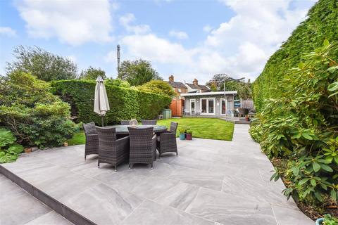 15 Brooklands Road, Farnham, GU9 9BS