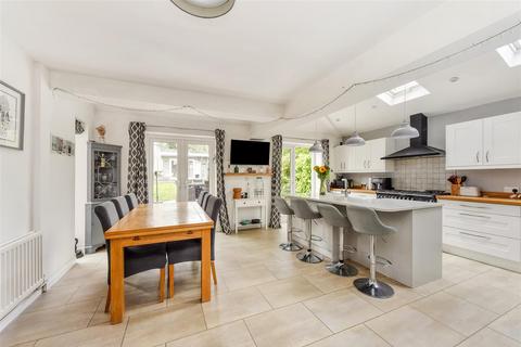 15 Brooklands Road, Farnham, GU9 9BS