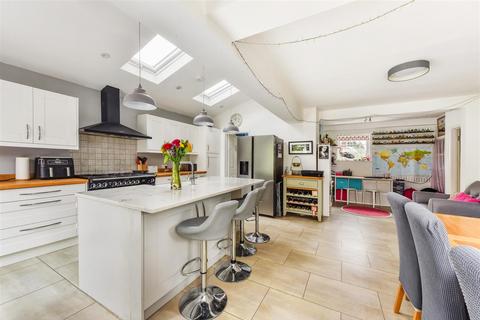 15 Brooklands Road, Farnham, GU9 9BS
