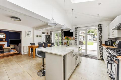 15 Brooklands Road, Farnham, GU9 9BS
