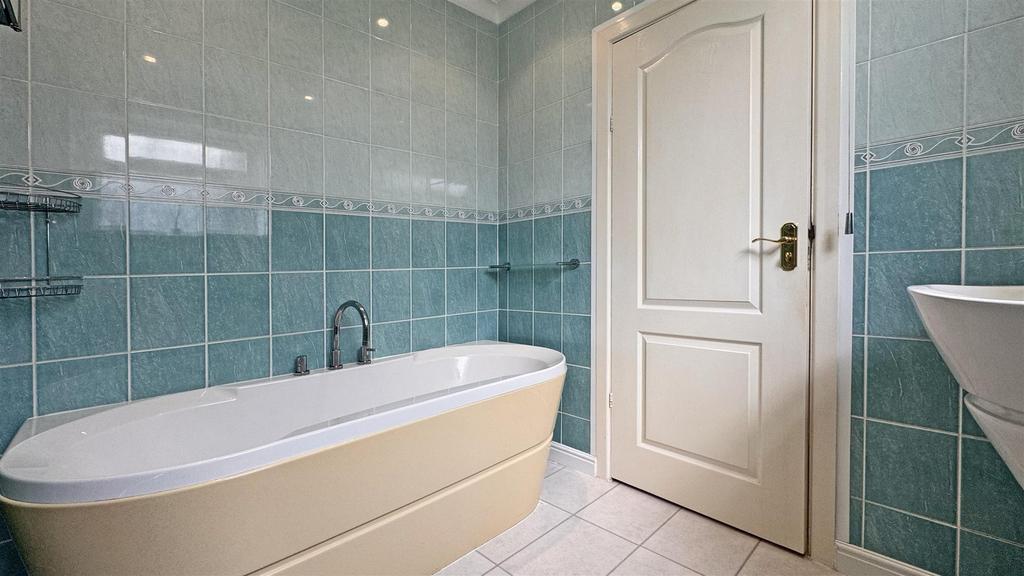 Bathroom 1.jpg