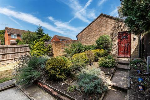 3 Parr Close, Leatherhead, KT22 7HD