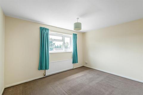 3 Parr Close, Leatherhead, KT22 7HD