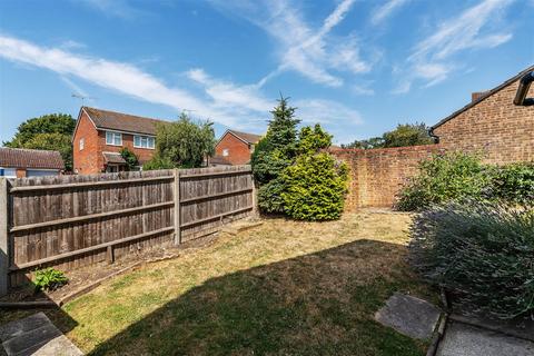 3 Parr Close, Leatherhead, KT22 7HD