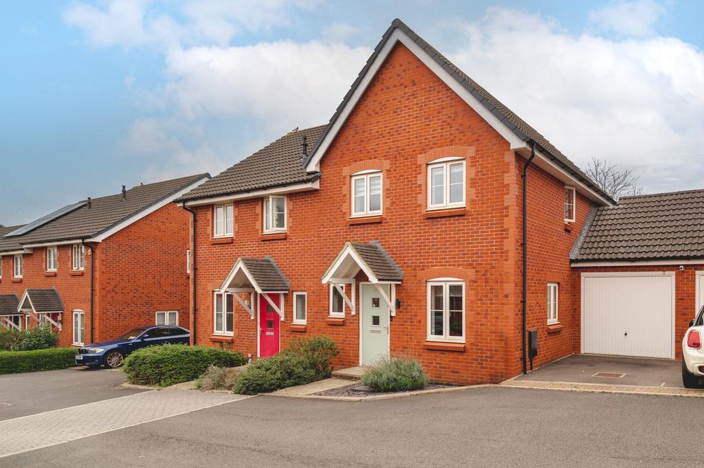 Stoke Gifford, Bristol BS34 3 bed semi-detached house - £375,000