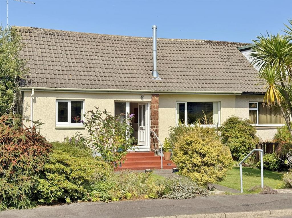 Front 17 Brathwick Place