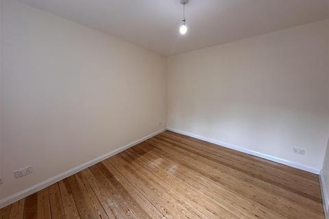 1 bedroom flat to rent, Byram Court, Huddersfield