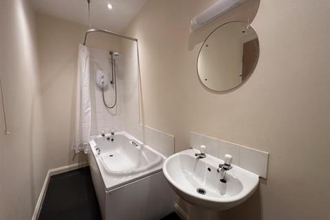 1 bedroom flat to rent, Byram Court, Huddersfield