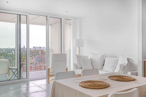 2 bedroom apartment to rent, Bouchon Point, London E1