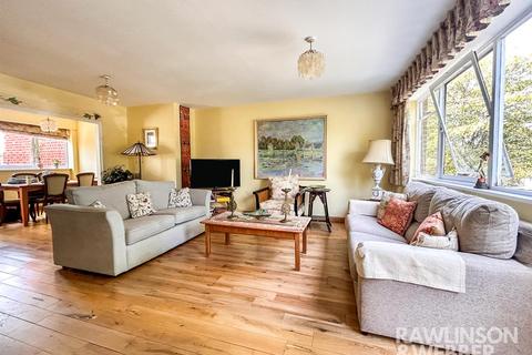 undefined, Buckingham Avenue, West Molesey KT8