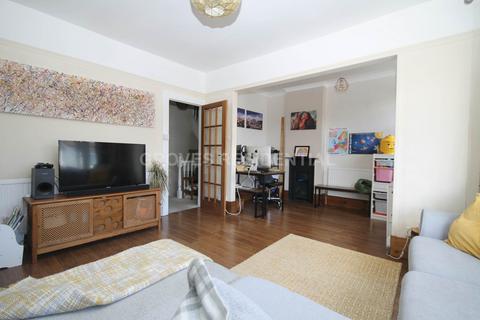 2 bedroom flat for sale, Claremont Avenue, New Malden