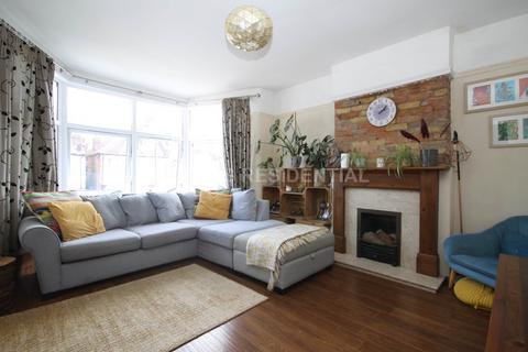 2 bedroom flat for sale, Claremont Avenue, New Malden