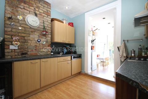 2 bedroom flat for sale, Claremont Avenue, New Malden