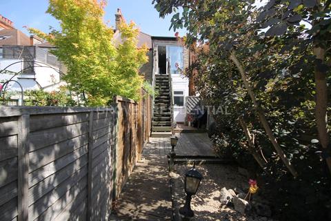 2 bedroom flat for sale, Claremont Avenue, New Malden