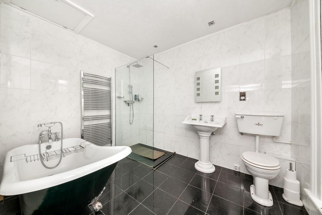 Bedroom one en suite bathroom