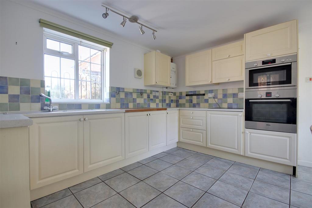 Kitchen 2.jpg