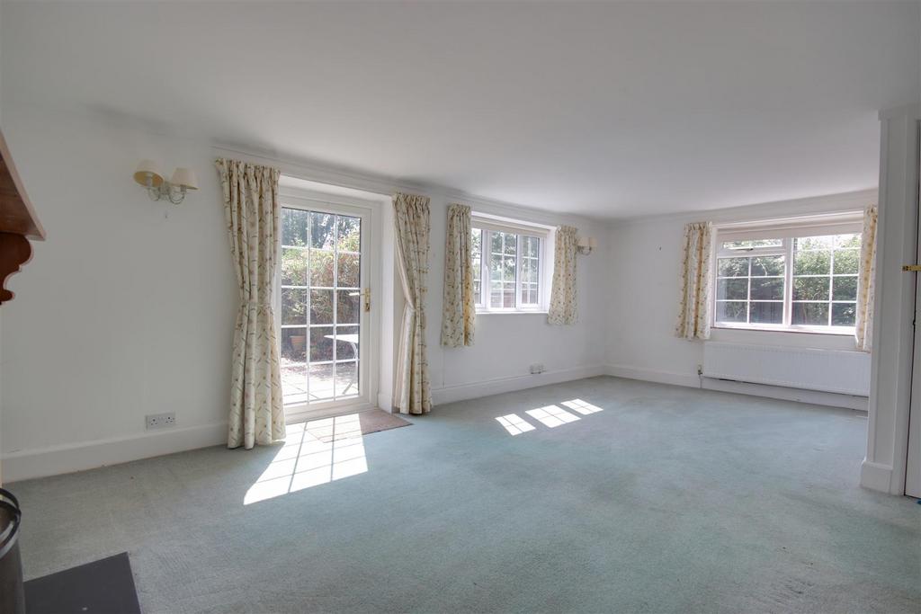 Living room 3.jpg